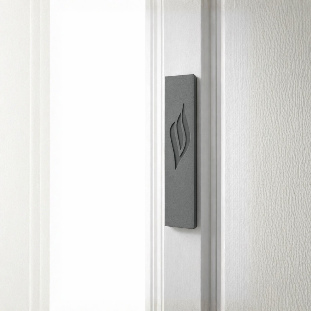 מזוזה בטון אפור