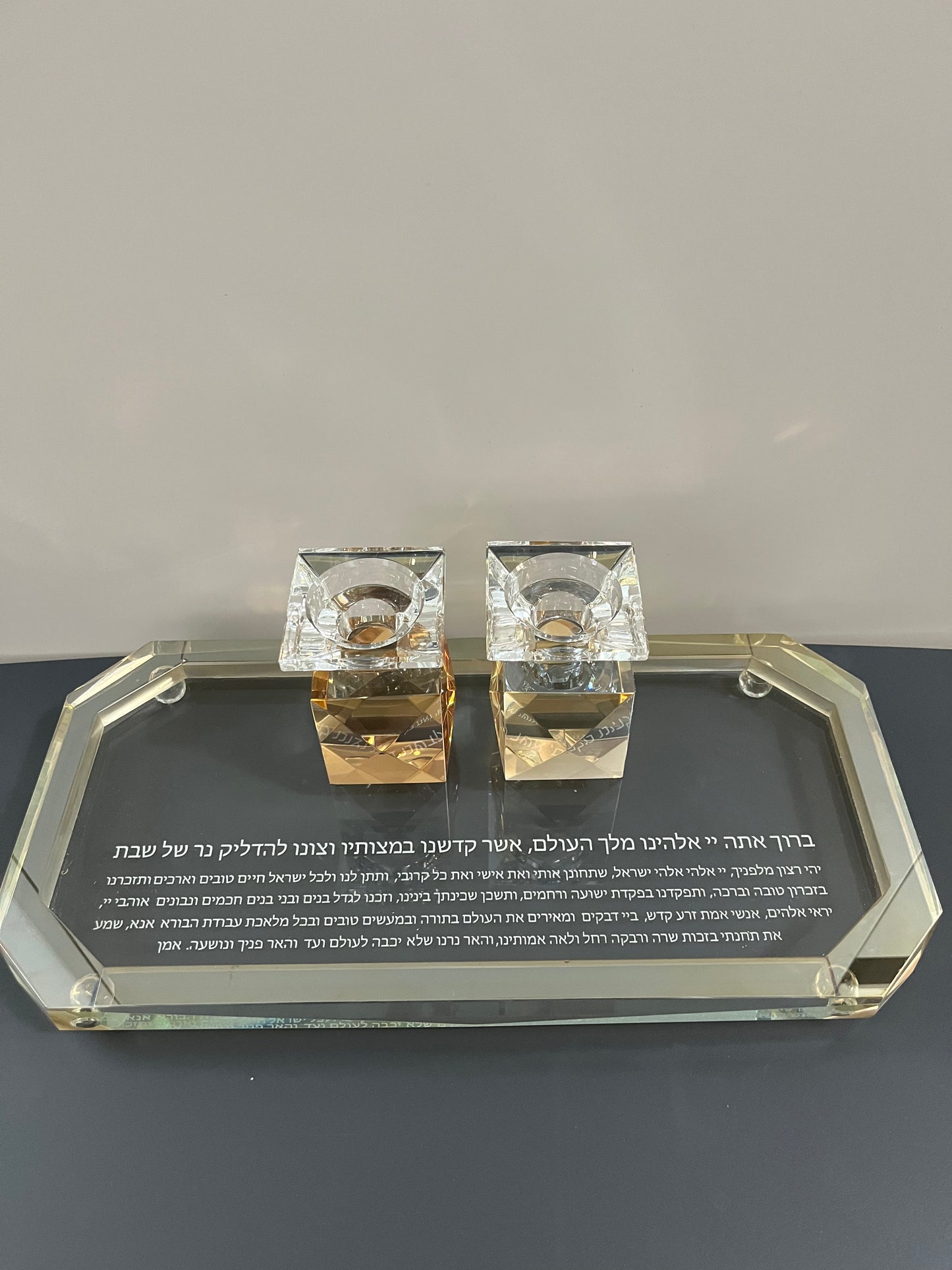 זוג פמוטים עם מגש