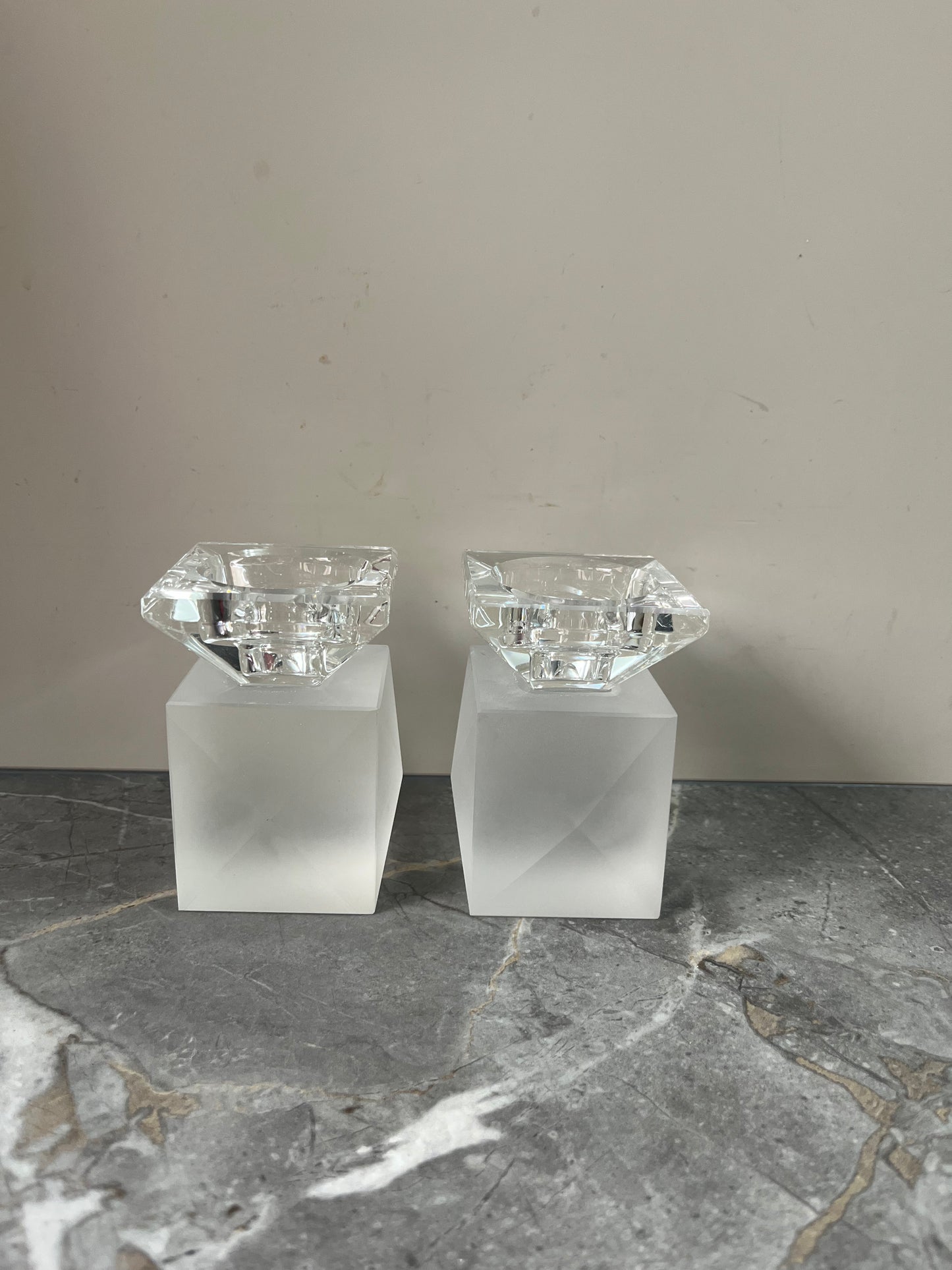 זוג פמוטי קריסטל חלבי